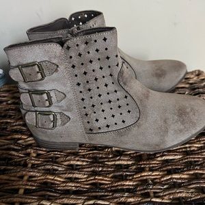 New star design Size 7 women’s ankle boots